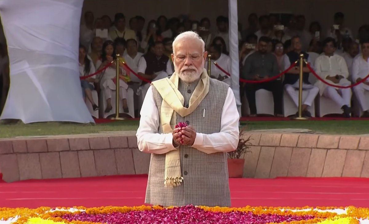 'महात्मा गांधी के विचारों ने पूरी दुनिया को प्रेरित किया', पीएम मोदी ने राजघाट जाकर बापू को पुष्पांजलि अर्पित की