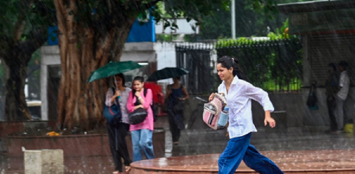 दिल्ली-एनसीआर में बारिश से बढ़ी ठंड, वायु प्रदूषण में दिखा सुधार