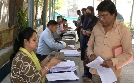  दिल्ली के रंजीत नगर में एसआईआर को लेकर विशेष कैंप, बीएलओ और अधिकारी कर रहे समस्याओं का समाधान
