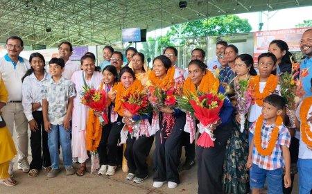 एशियन गेम्स में स्वर्ण पदक लेकर लौटीं झारखंड की बेटियां, ढोल-नगाड़ों और जयघोष से गूंजा रांची एयरपोर्ट