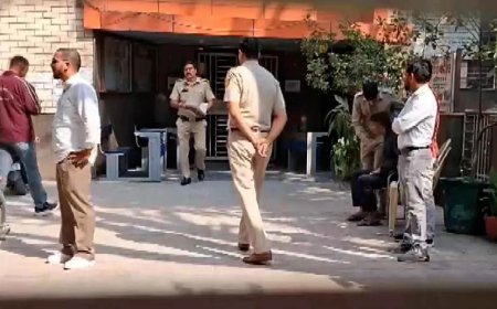 दिल्ली के स्कूल में आग लगने से 12वीं की छात्रा की मौत