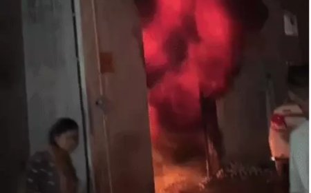 मेरठ: सेवानिवृत्त सूबेदार के घर में आग लगाकर फरार बाइक सवार, CCTV में आरोपी कैद; आग में घिरा पिता बच्चों को लेकर कूदा, दोनों पैर टूटे
