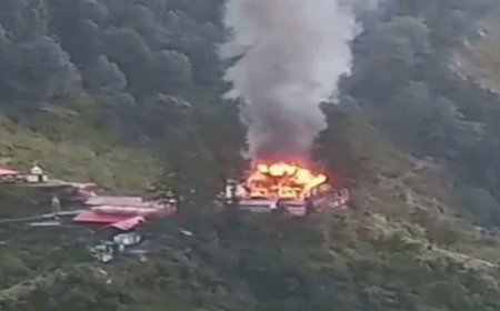 Bhagwati temple Fire: उत्तराखंड के बागेश्वर में आदि बद्री मां भगवती मंदिर में लगी भीषण आग, मंदिर में बना पंडाल भी जलकर खाक