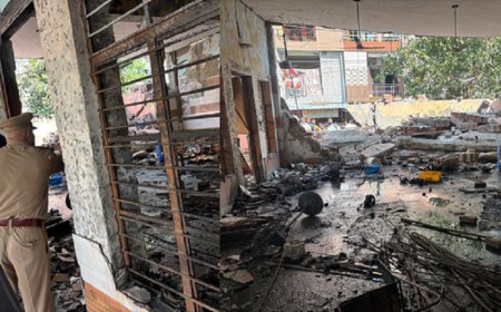 गाजियाबाद में रावण का पुतला बनाते समय विस्फोट; पांच घायल, दो दीवारें गिरीं
