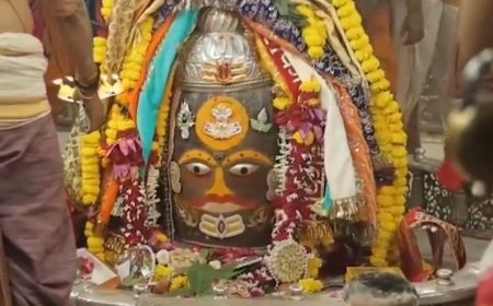 राजा स्वरूप में सजे बाबा महाकाल, भांग-ड्रायफ्रूट से किया गया भव्य शृंगार 