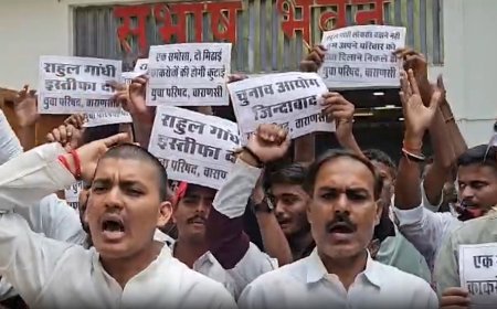 वाराणसी में सीजेपी के खिलाफ प्रदर्शन, चुनाव आयोग के समर्थन में उतरे युवा परिषद के कार्यकर्ता