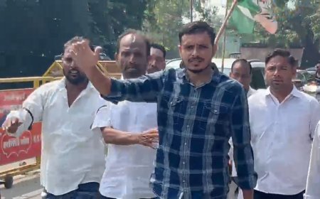 ज्ञानेश कुमार के खिलाफ मेरठ कलेक्ट्रेट पर युवा कांग्रेस ने किया प्रदर्शन 